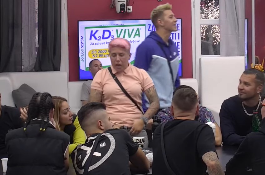 ADAM ŠOKIRAO MATORU U TOALETU Pokazao joj "patku", ona bjesni! (VIDEO)