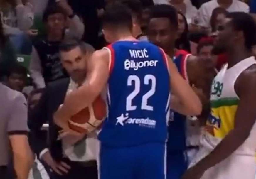 INCIDENT U TURSKOJ KOJI JE MALO KO OČEKIVAO Sukobili se Micić i Alimpijević, košarkaš isključen sa utakmice (VIDEO)