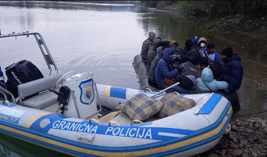 RIZIKUJU ŽIVOT, ALI NE ODUSTAJU Migranti razgrabili gumene čamce u Banjaluci