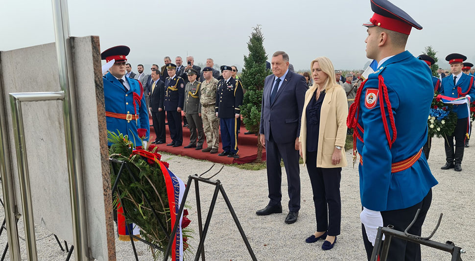 U ZNAK SJEĆANJA NA JUNAŠTVO I ŽRTVE Položeni vijenci za junake misije "Halijard"