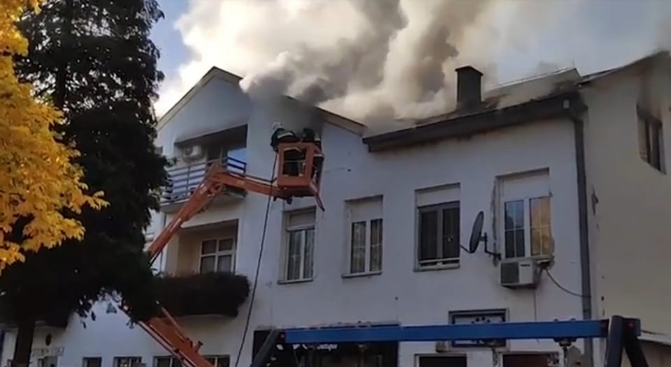 POŽAR U BRATUNCU Izgorio krov zgrade, dva vatrogasca zatražila pomoć ljekara
