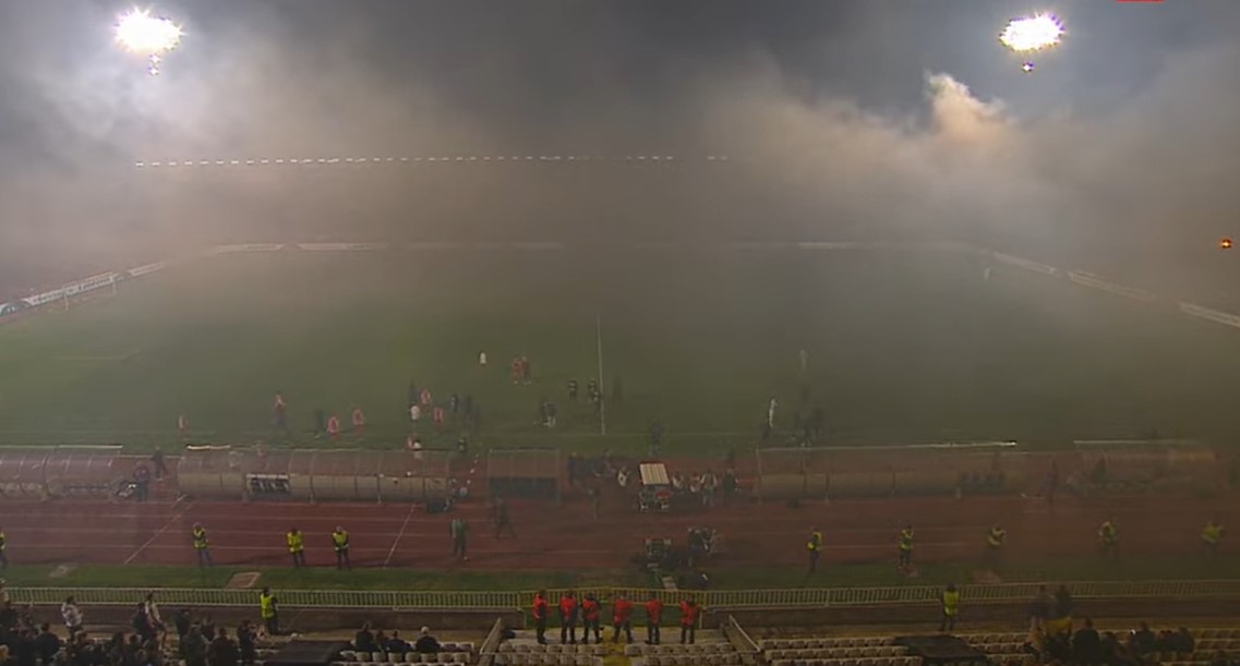 Prekinuta utakmica Partizana i Kelna: Grobari "zapalili" stadion (VIDEO)