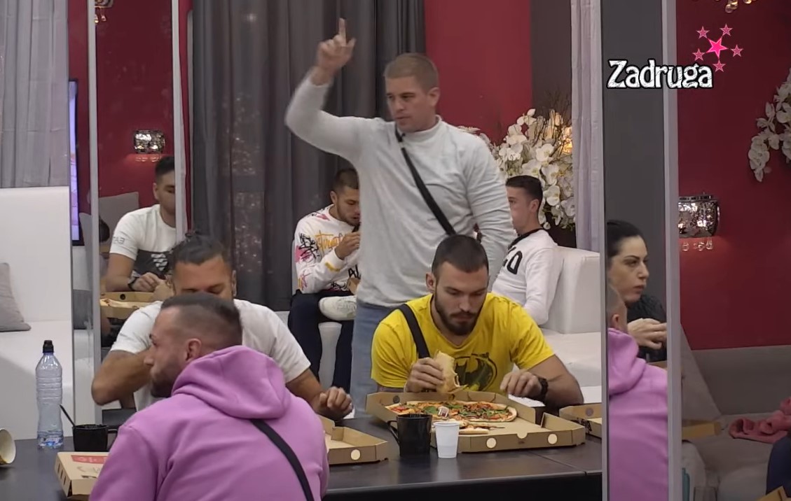 OVO NIKAD NIKSAM VIDIO! KOJI VAM JE K**AC? Petrući: "Gadi mi se, neću da jedem" (VIDEO)