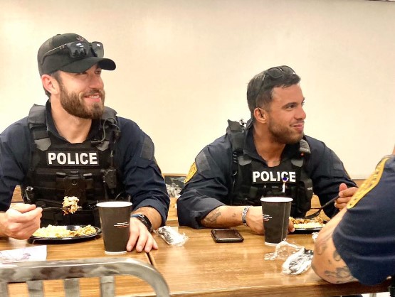 KADA ŽENE POLUDE!  Fotografija zgodnih policajaca zapalila mreže: Prikupila 27.000 lajkova, ali se strahuje od rasta kriminala!