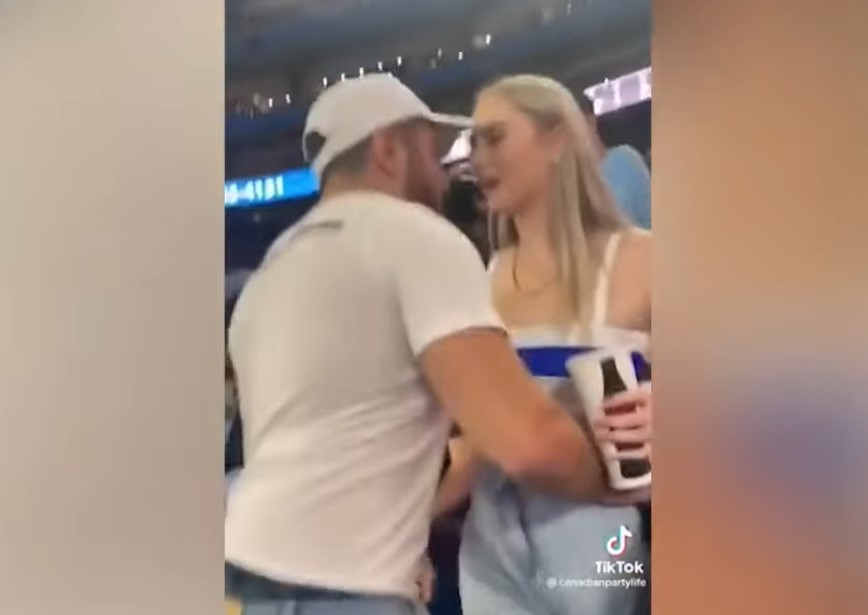 DAMA UDARA TEŠKO KAO MALJ! Pokušao da se našali sa prosidbom, pa dobio šamarčinu! (VIDEO)