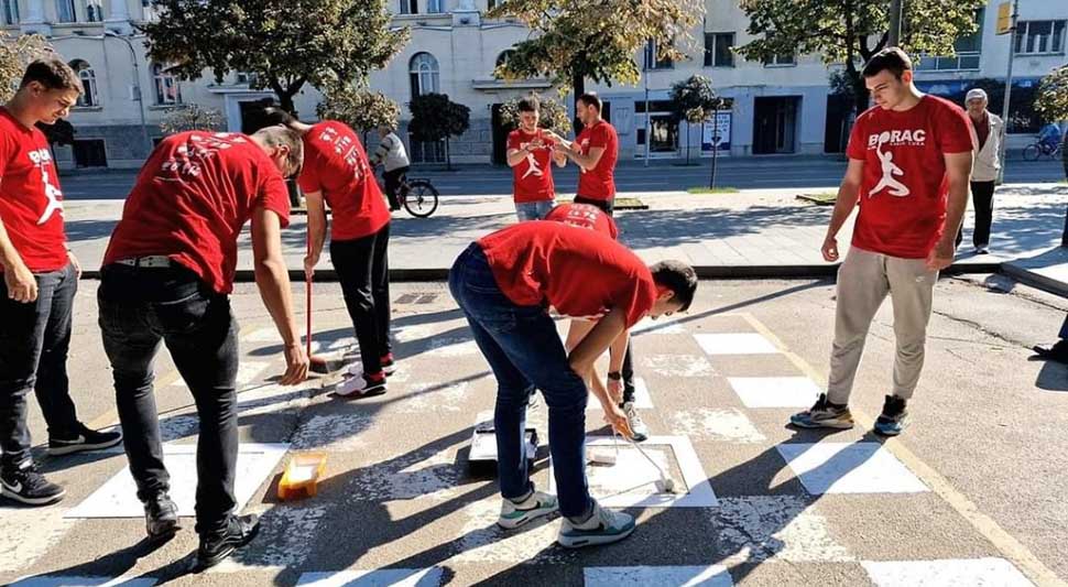 JOŠ JEDNOM DOKAZALI SVOJU DRUŠTVENU ODGOVORNOST Rukometaši Borca obnovili šahovsko polje u centru Banjaluke