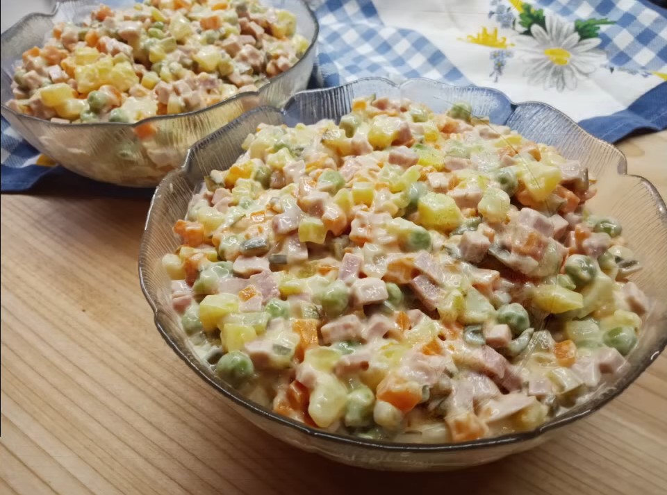 KAKO DA RUSKA SALATA BUDE UKUSNIJA Majonez zamijenite jogurtom, a žumanca izbacite