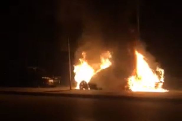 U SRED NOĆI Vatrena stihija progutala automobil u Sarajevu (VIDEO)