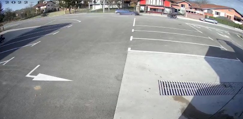 (UZNEMIRUJUĆI VIDEO) STRAVIČNA SAOBRAĆAJKA KOD KOTOR VAROŠI Automobilom pokosio motociklistu, završio u UKC