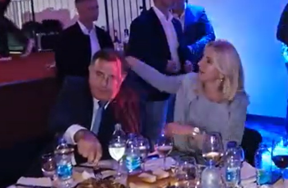 ŽELJKA GRLI MILORADA I PJEVA MU DOBRO ZNANU NUMERU Snimak sinoćnje atmosfere iz štaba SNSD-a zapalio mreže (VIDEO)