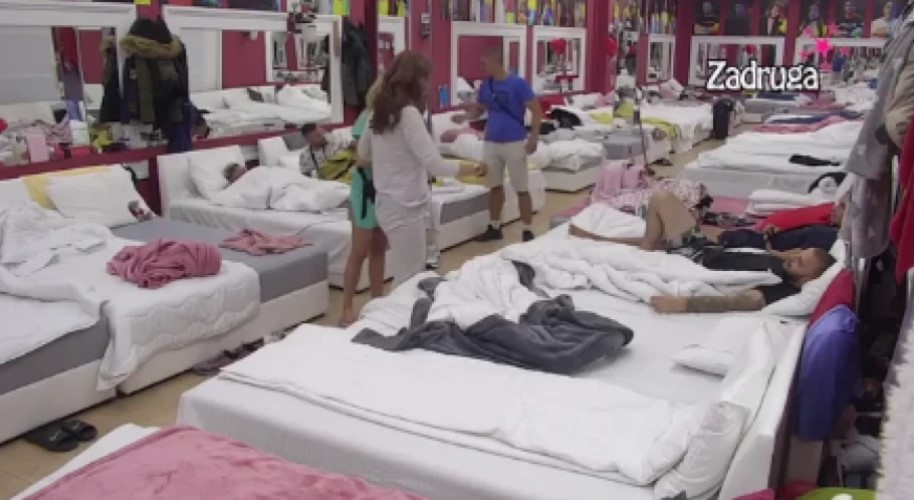 ZADRUGARI RAZVEZLI JEZIK Ana Spasojević otkrila sa kim je Kristina Ina bila intimna prošle noći, haos u Bijeloj kući