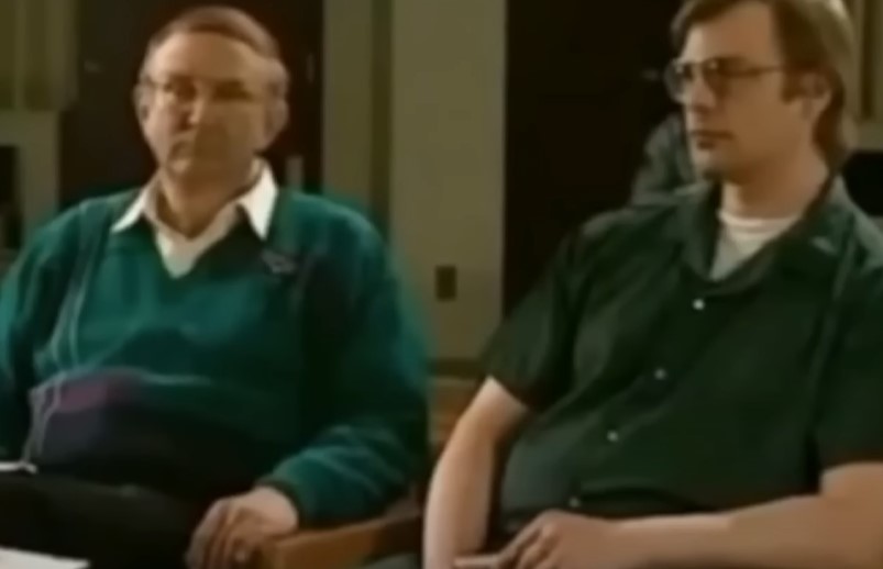 DJEVOJKA BACILA GAĆICE U DVORIŠTE OCA SERIJSKOG UBICE Bolesni obožavatelji počeli napadati 86-ogodišnjeg Lajonela Damera