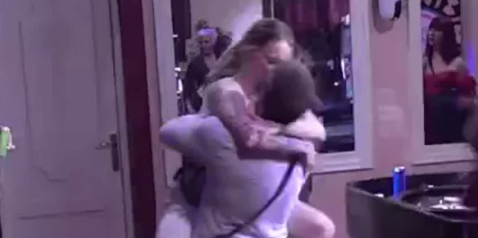 UTONULI U SLATKE SNOVE! Nakon što su ozvaničili vezu strastvenim poljupcima, Petrući i Dijana zaspali zagrljeni! (VIDEO)