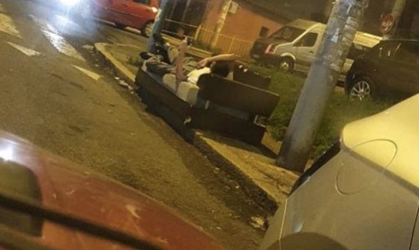 ŽENA GA IZBACILA IZ KUĆE Nije se dao remetiti, muškarac ležao na kauču nasred ulice