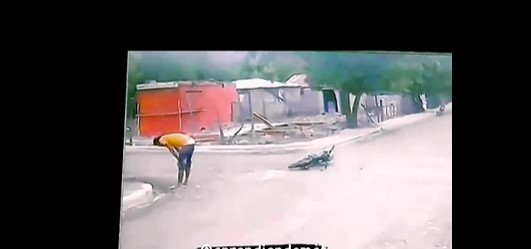 VIDEO KOJI ĆE VAS OSTAVITI U ŠOKU Pregazio ga kamion, a on ustao kao da se ništa nije dogodilo