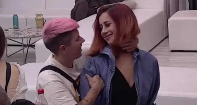 MAGIČNI PRSTIĆI! Matora pokazala Ivani svoje čari, pa je zavodila vrelim dodirima po vratu! (VIDEO)