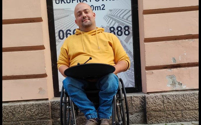 OGNJEN RANISAVIĆ ODUŠEVIO BANJALUČANE U centru grada svira instrument koji liječi tijelo i duh, usput na zanimljiv način "sprovodi ankete" (FOTO)