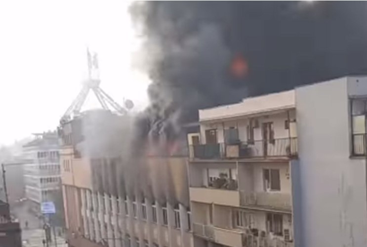 STANARI EVAKUISANI, VATRA GUTA KROV Vatrena stihija zahvatila zgradu u Kruševcu (VIDEO)