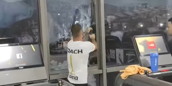 POSJETIOCI RAZBIJALI PROZORE DA IZAĐU Požar u Arena Sport Centru u Mostaru (VIDEO)