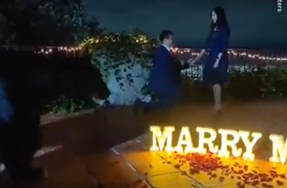 MEDVJED UPAO NA PROSIDBU Divlja zvijer se pojavila u romantičnom momentu, a ono što je uslijedilo ostaviće vas u šoku (VIDEO)