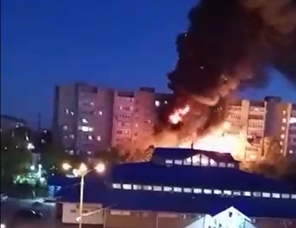 JEZIV SNIMAK PADA AVIONA U RUSIJI Stambenu zgradu guta plamen (VIDEO)
