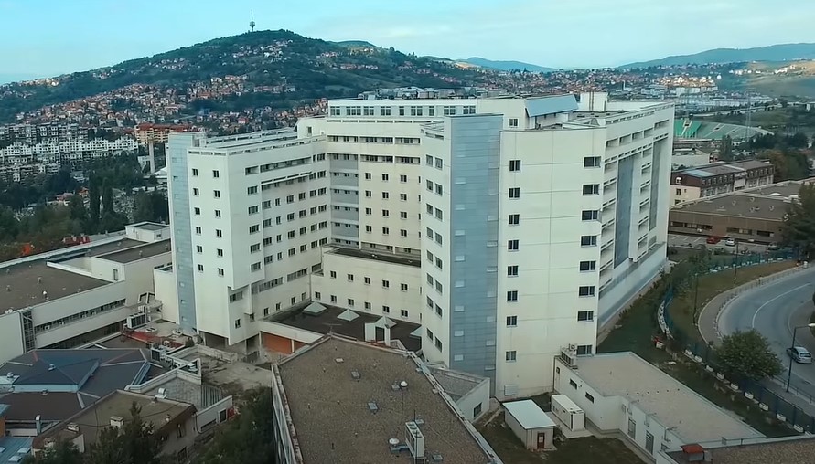 UČENICA IZ SRBIJE POVRIJEĐENA U SAOBRAĆAJNOJ NESREĆI U BiH Kolima Hitne pomoći prevezena u UKC Sarajevo