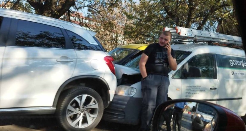SAOBRAĆAJKA KOD VENECIJA MOSTA U BANJALUCI Policija i hitna na licu mjesta