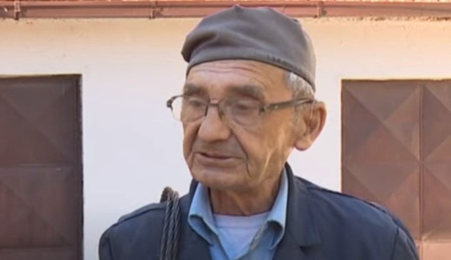 LEGENDA OVOG ZANATA Konstantin (70) nastavio da čisti dimnjak i po odlasku u penziju (VIDEO)
