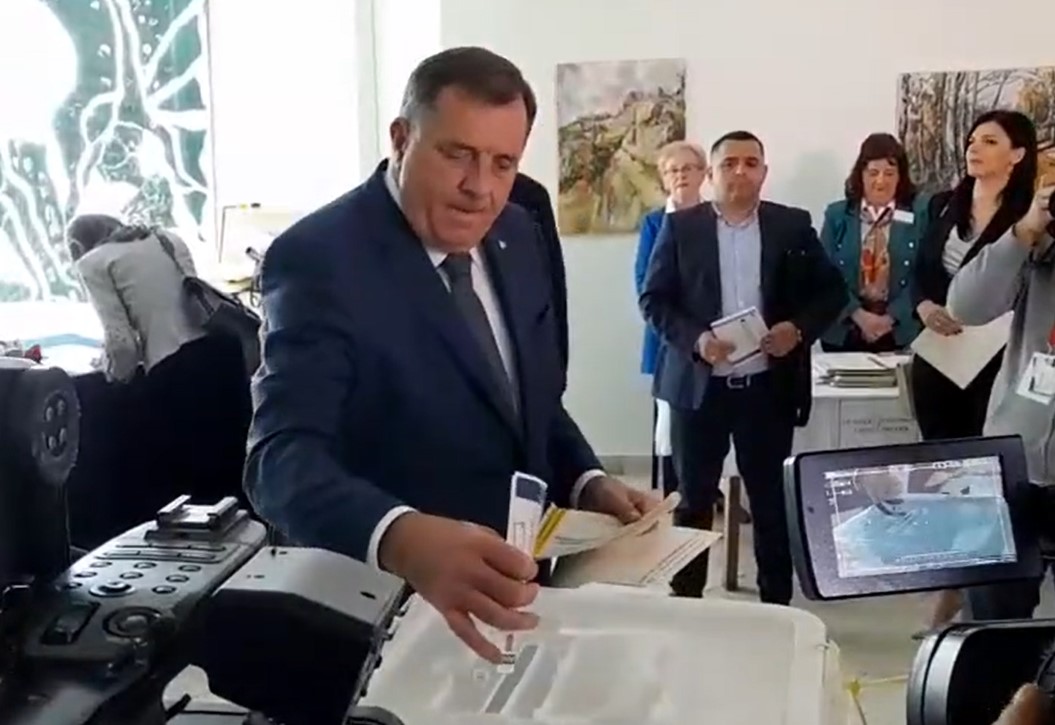 MILORAD DODIK GLASAO U LAKTAŠIMA U pratnji supruge kandidat za predsjednika RS obavio građansku dužnost (VIDEO)