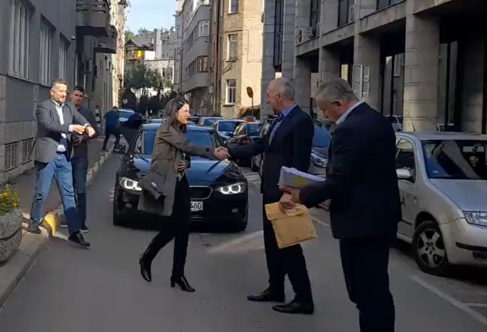 OPOZICIJA SE OGLASILA ISPRED CIK-a Borenović najavio krivične prijave: Svi će odgovarati za falsifikovane dokumente, to mi daje snagu da se borim