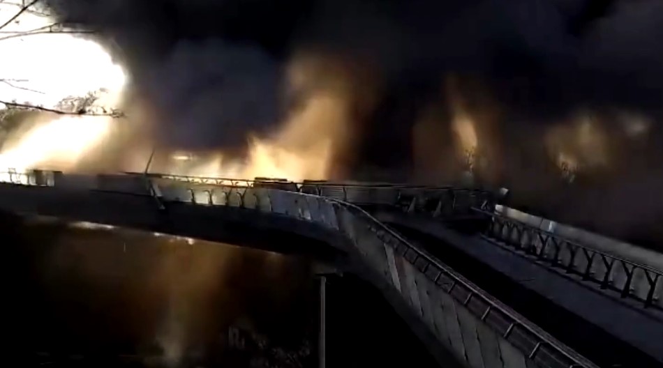 POGOĐEN STAKLENI MOST U KIJEVU Ukrajinska prestonica ponovo meta masovnog bombardovanja (VIDEO)