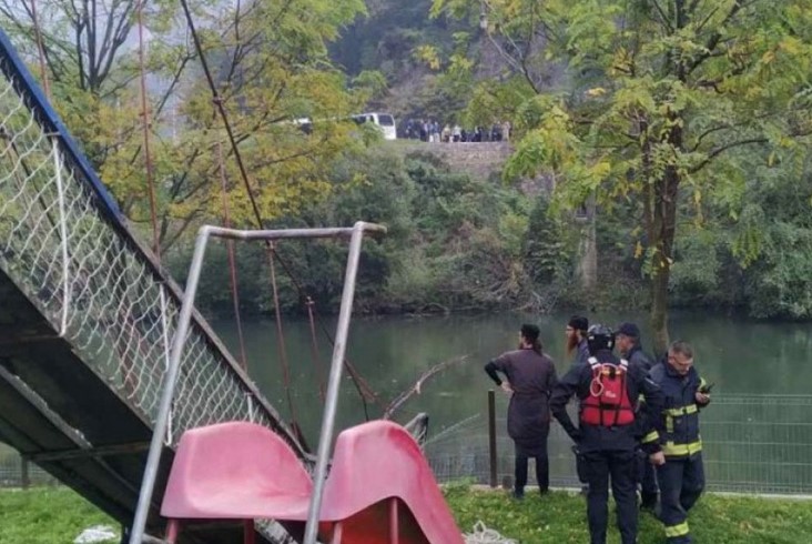 SRUŠIO SE VISEĆI MOST Zvorničani završili u hladnoj Moravi, jedna osoba nestala