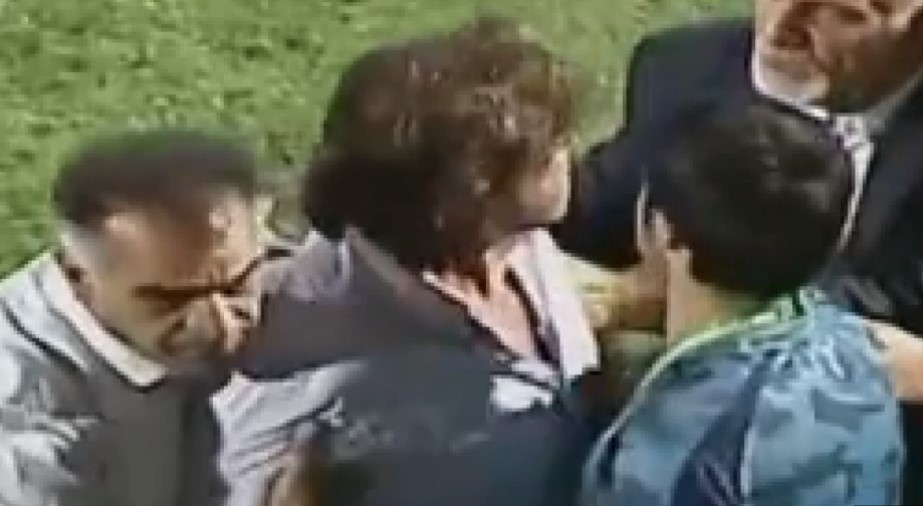 BIVŠI TRENER ZVEZDE NAPRAVIO HAOS Htio da bije sudiju, iznosili ga sa terena (VIDEO)
