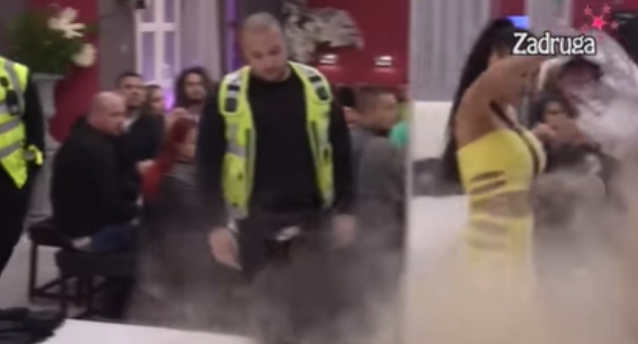 NE MOŽE NIKO DA JE OBUZDA Maja napravila haos, Ćertićev protein leti po Bijeloj kući (VIDEO)