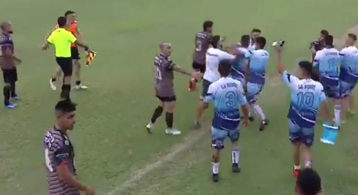 GLEDAĆETE VIDEO NEKOLIKO PUTA Da li je ovo najbrutalniji faul u istoriji fudbala? (VIDEO)