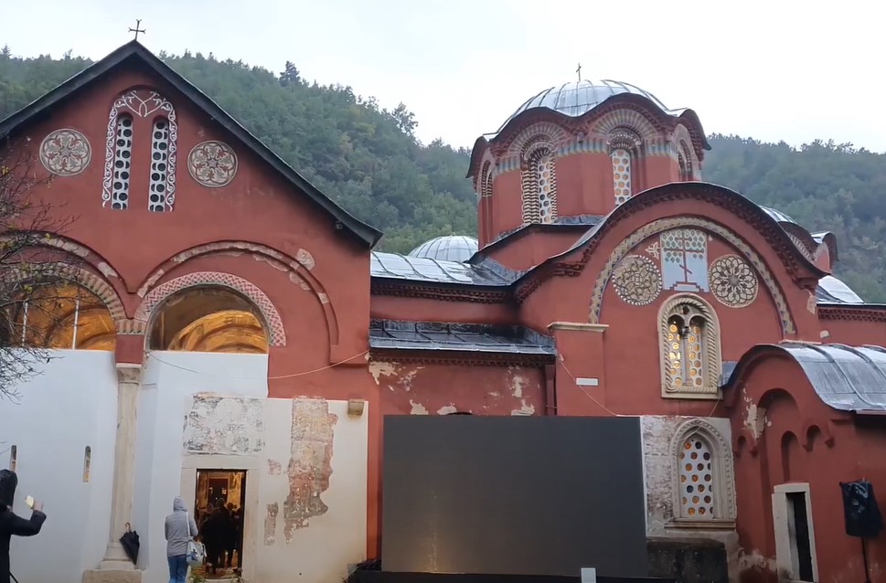 VELIKI DAN ZA SRPSKI PRAVOSLAVNI ŽIVALJ Počela liturgija i ustoličenje patrijarha Porfirija (VIDEO)