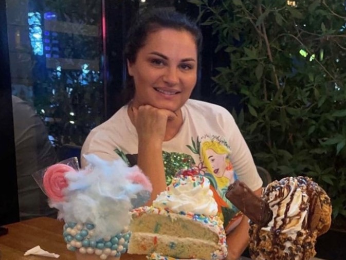 GORE DOLARI PRED JANINIM OČIMA Pjevačici u Dubaiju priredili zanimljivo iznenađenje, komentari pljušte (VIDEO)