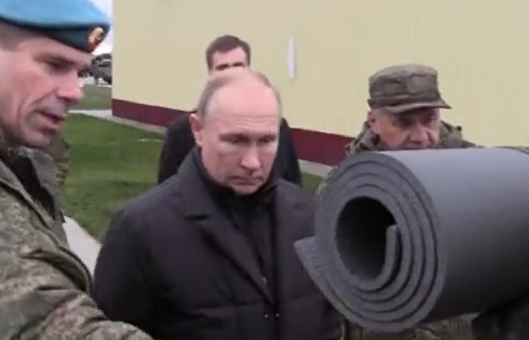PUTIN SNIMLJEN S MISTERIOZNOM AKTOVKOM Posjeta ruskog predsjednika vojnom kampu izazvala medijsku buru - pažnju privukao jedan detalj (VIDEO)
