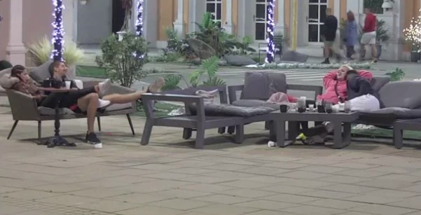 TRLJA SE I UMILJAVA CVETI! Bilal nikad nježniji, pa svi zajedno sprdaju Milicu da liči na ovu svjetsku zvijezdu! (VIDEO)