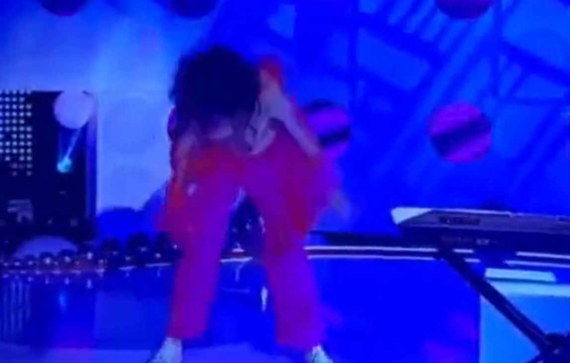 (EKSPLICITAN VIDEO) SKANDAL U EMISIJI UŽIVO Transrodna pjevačica pokazala p**is usred gostovanja