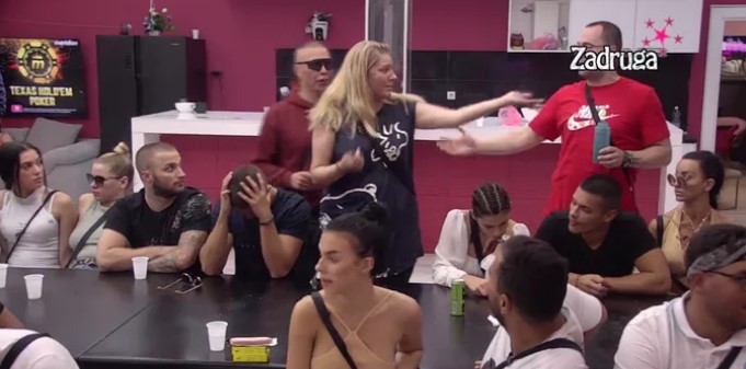 RUSVAJ U ZADRUZI! Zvezdan javno prekinuo kontakt sa djevojkama, Mikica odlučio da pojača, zamolio Maju da ga pusti u krevet do svog, dobio poljubac od nje! (VIDEO)