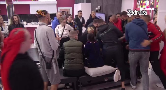 SKANDALOZNA OTIMAČINA OKO NAGRADE! Rusvaj u Bijeloj kući, Petrući posramio cimere, haos se nastavio u spavaćoj sobi! (VIDEO)