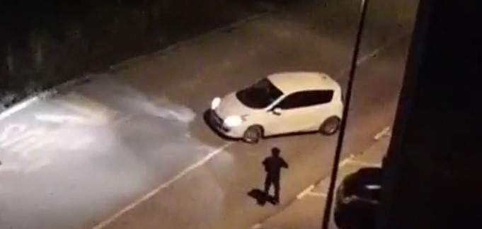 LJUBAVNA DRAMA U SARAJEVU Izbacila muškarca iz auta pa ga tukla, ali zaboravila podići ručnu (VIDEO)