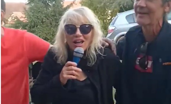 "AJMO RUKICE GORE!" Nada Topčagić nategla flašu rakije, pa nastao haos! (VIDEO)