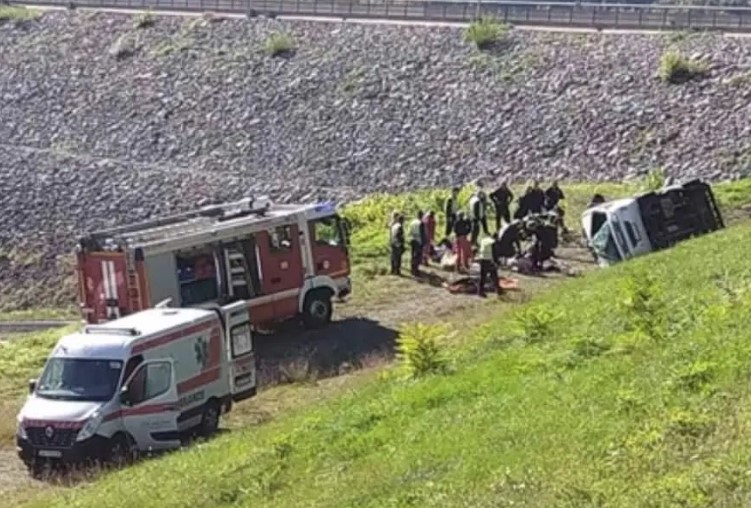 KOBNA NESREĆA KOD VALJEVA Prevrnuo se autobus - jedno lice poginulo, 17 povrijeđeno (FOTO)