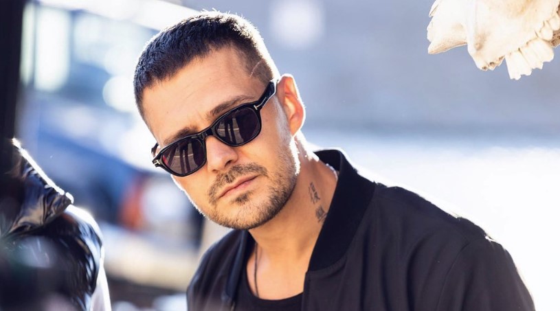 GLUMAC DANE PROVODI U SALONU Miloš Biković nadogradio kosu (VIDEO)