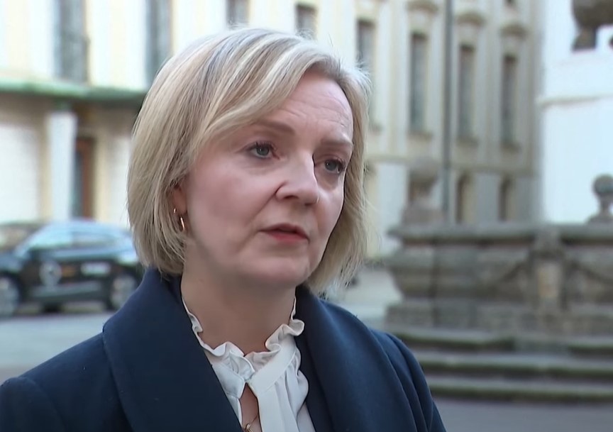 NEĆE TRASOVA IPAK NIGDJE Premijerka Velike Britanije poručila građanima: "Izvinjavam se za greške, ali ostajem"