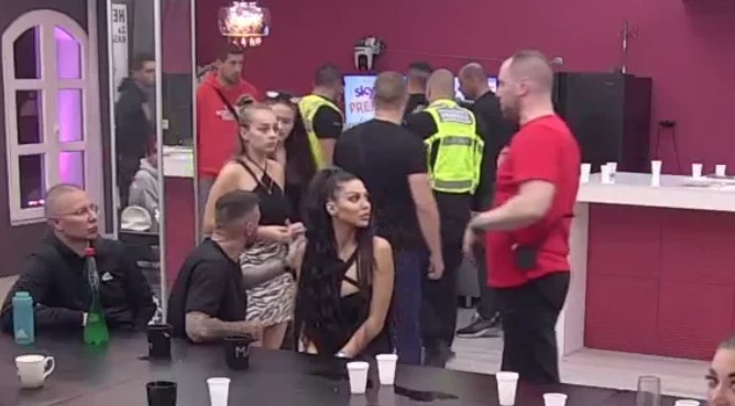 PALA MU ROLETNA! Miljan pao na Ivanove provokacije, pa se zaletio na Marinkovića! (VIDEO)