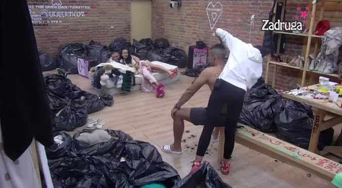 JEDNO PRIČA, DRUGO RADI! Anita ponovo pogazila svoju riječ, pa ugrabila priliku da ispipa Marka! (VIDEO)