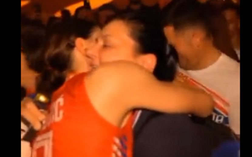 POZDRAVILA IH NA SIMPATIČAN NAČIN Pogledajte momenat kada je Tijana Bošković ugledala svoje roditelje (VIDEO)